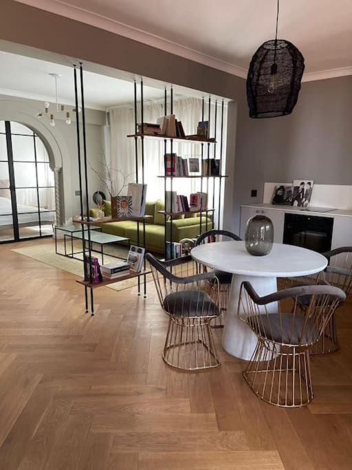 Stunning 1Bd Flat With 50M2 Terrace In The City Center Бухарест Экстерьер фото
